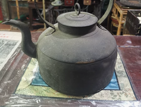 民国时期的茶馆里的铜水壶，造型别致，东西完...