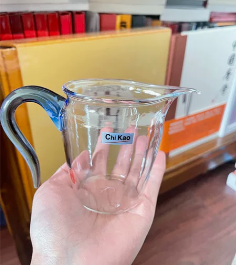可高温加热玻璃杯，玻璃杯很厚，早年前从开茶...