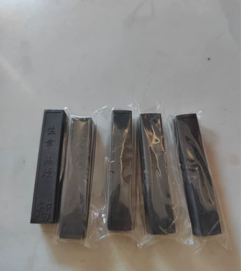 小楷油烟墨，小墨厂的，好用的墨，用料比较纯...