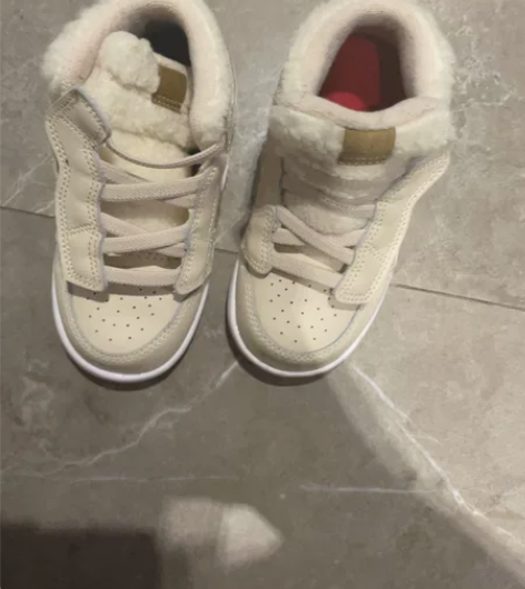 Nike鞋子几乎全新,鞋底回去擦一下就行,...