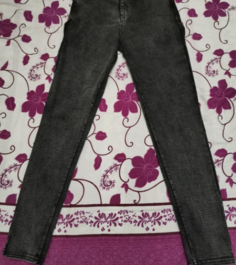 黑灰牛仔裤，适合110-125斤的妹子。我...