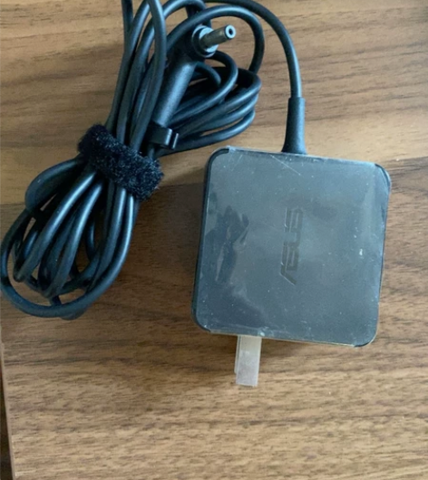 华硕笔记本电脑电源线,型号AD890526...