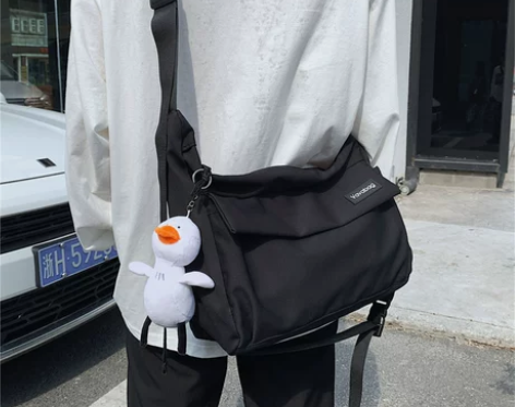 2021新款潮牌斜挎包男邮差包大容量休闲学...