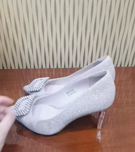 婚鞋 星期六高跟单鞋 36码。只穿过一次，...