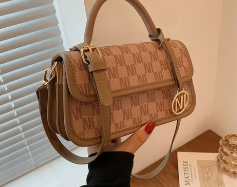 天彩翼飞 女士包 白色 感兴趣的话点“我想...