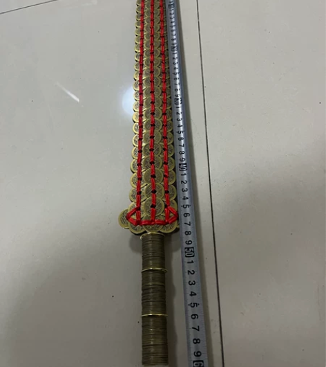 五帝钱铜钱剑。由300枚左右的铜钱编制而成...