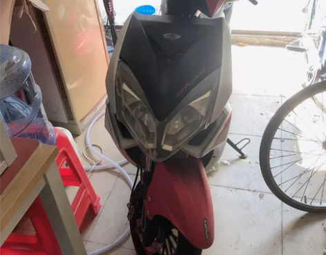 电动摩托车8成新2600元配头盔一个 感兴...