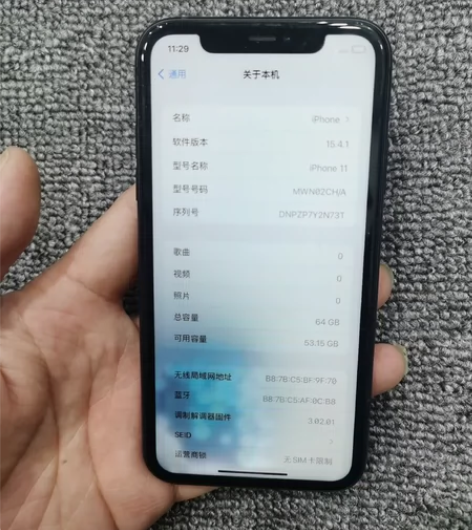 苹果11，国行64，纯原无修，屏幕进了点水...