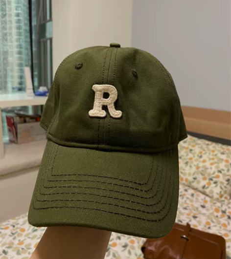 R标棒球帽,墨绿色很洋气,买回来就没带过。...