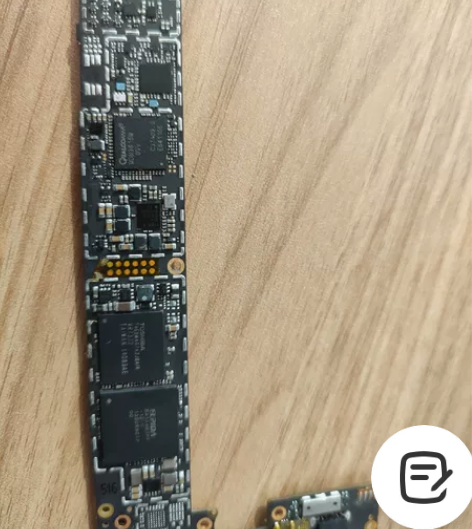 中兴手机主板，上面有存储卡，CPU等，懂的...