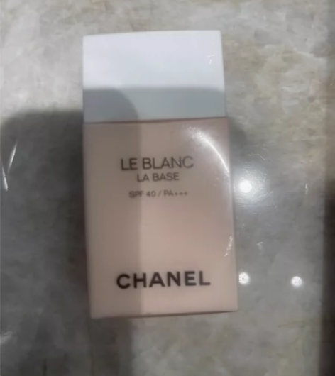 专柜购买，香奈儿隔离挂壁 感兴趣的话点“我...