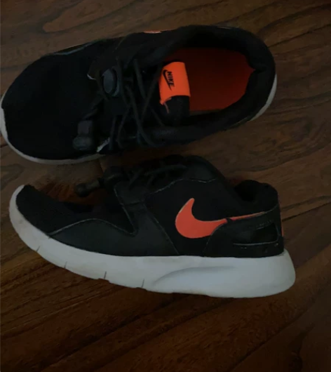 夏季运动鞋，前半部分是网眼的。28码，17...