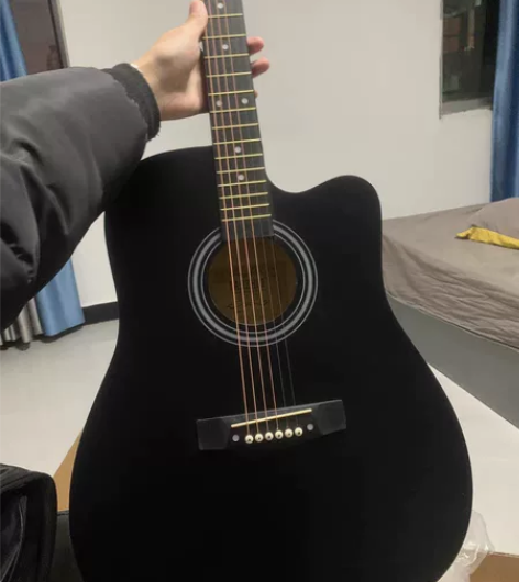 吉他，全新没用过，加送变调器，替换弦，拨片...