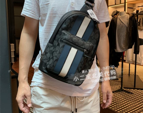 小二宝美国正品蔻驰coach男胸包胸前包斜...