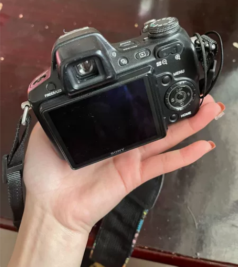 索尼H50没暗病 可以清晰成像的，配充电器...