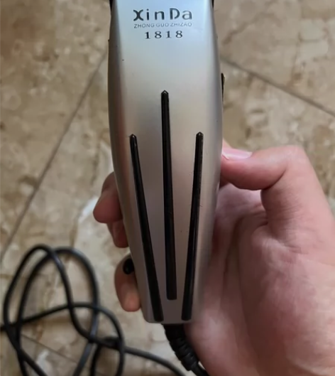孩子小时候用的剪发器。带卡发。买的时候一百...