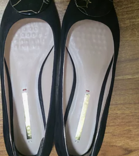 红蜻蜓女士黑色单鞋尖头 有点磨脚 脚后跟有...