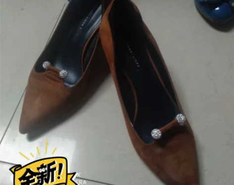 实体店入手,没穿几次,鞋底膜还在呢,由于带...