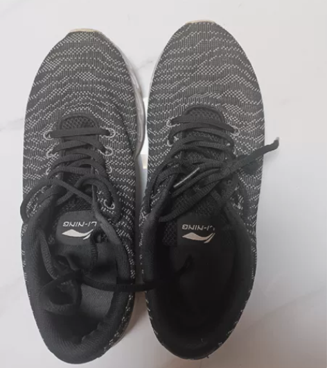 42码李宁运动鞋，有需要的就拍下吧 感兴趣...