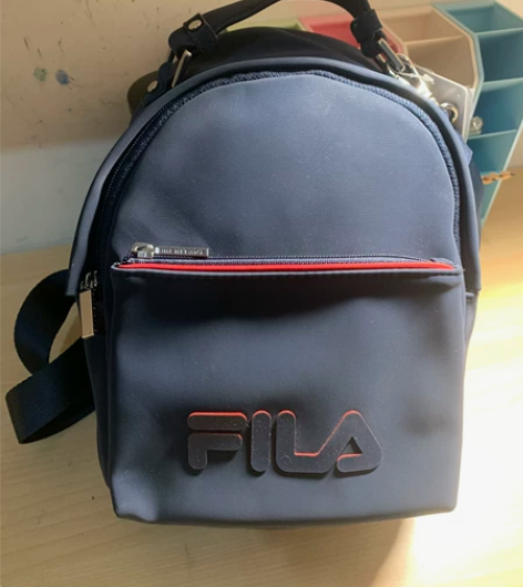FILA双肩包防水PU材质 配有缎面织带和...