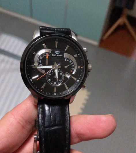 天王手表。戴了一年多 摔跤的时候不小心表...