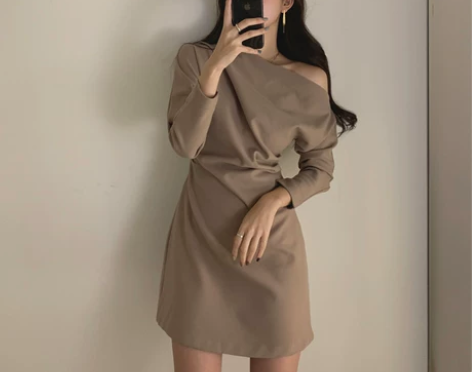 性感一字领露肩连衣裙2020新款女春秋气质...