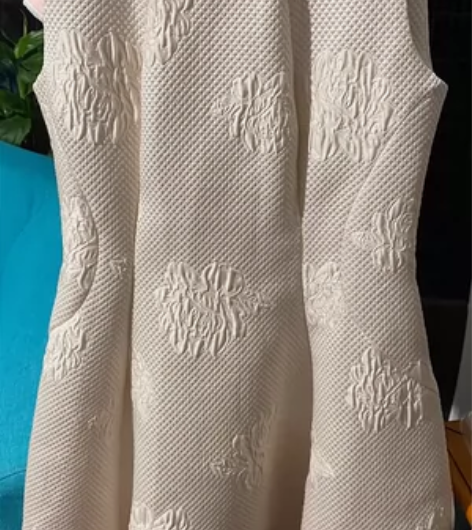 浮雕印花白色无袖连衣裙 蓬蓬裙 m码 感兴...