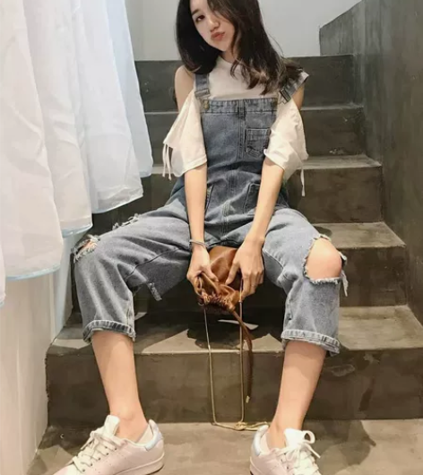 低价出一条破洞背带裤，牛仔裤，s码，加一件...