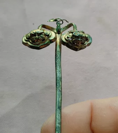 一支漂亮精美的清代双如意鎏金银发攒,此物件...