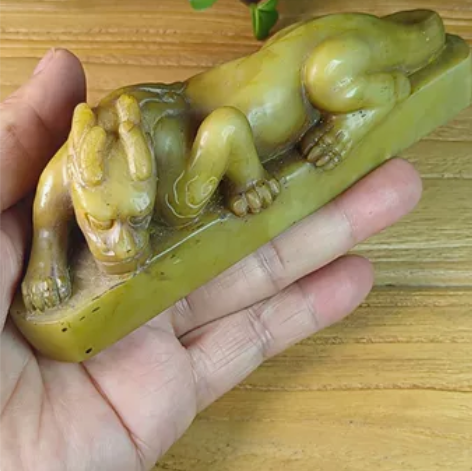 旧寿山石彩绘螭虎镇纸。寿山芙蓉石材质，有轻...