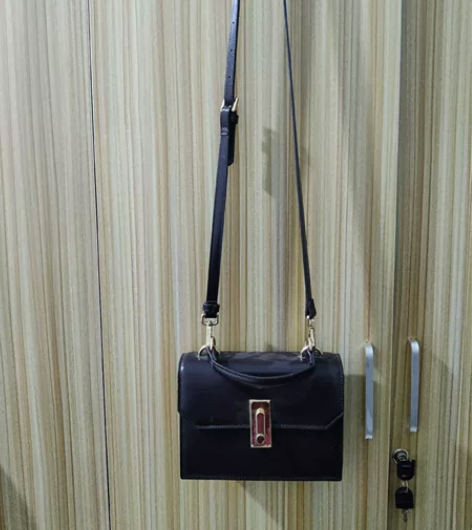 斜挎包，女士，买了没咋背，100+买的 感...