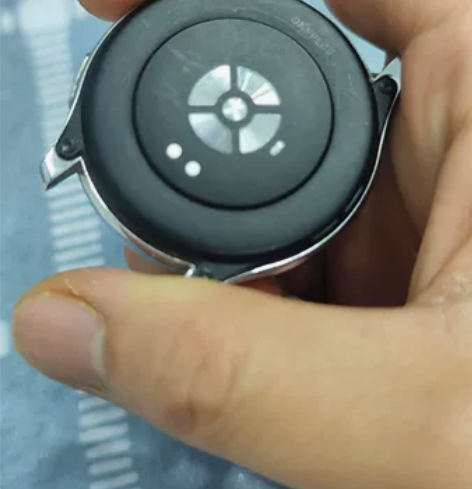 一加手表,白色的。和手机一起配的,有贴膜。...