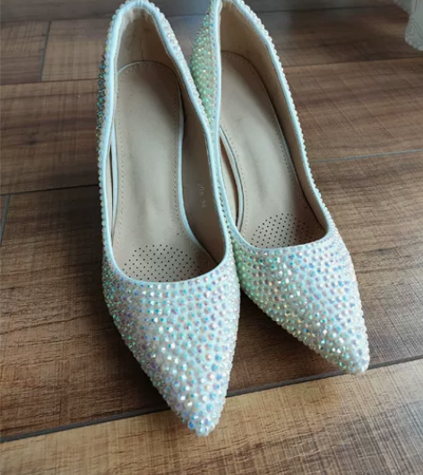 满钻单鞋，穿过一次，36码。 感兴趣的话点...