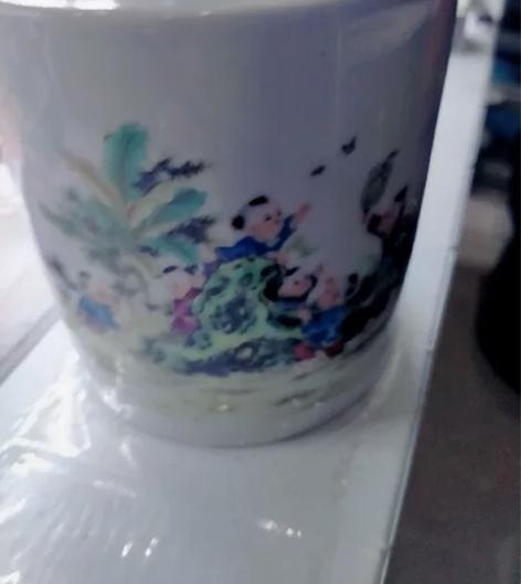 瓷笔筒，北房笔筒，家庭也可以用，放笔的笔筒...