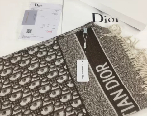 过生日对象送的迪奥羊绒围巾，自己平时没有戴...