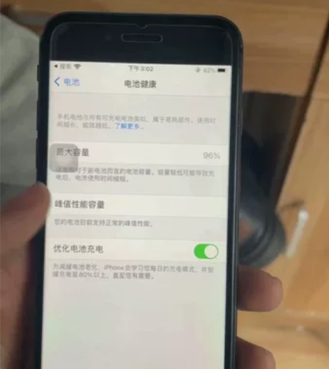 美女一手苹果8，国航64，仅后盖碎一丢丢，...