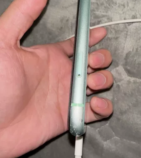 苹果11 128g绿色，一直没带壳使用所以...