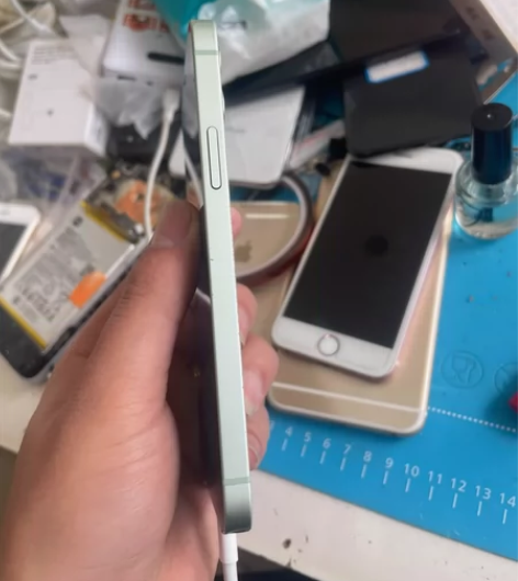 苹果12，香港行货双卡原机，屏幕基本无划痕...