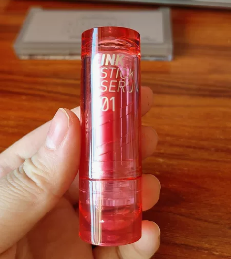 菲丽菲拉口红01 富含精油 滋润up 女团...