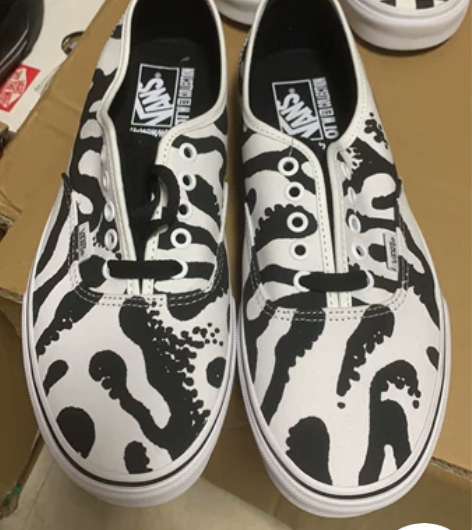 Vans 艺术家联名黑白系带42 感兴趣的...