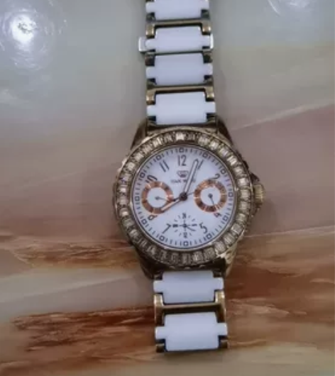 天王手表，专柜里面买的，好用，就是自己不喜...