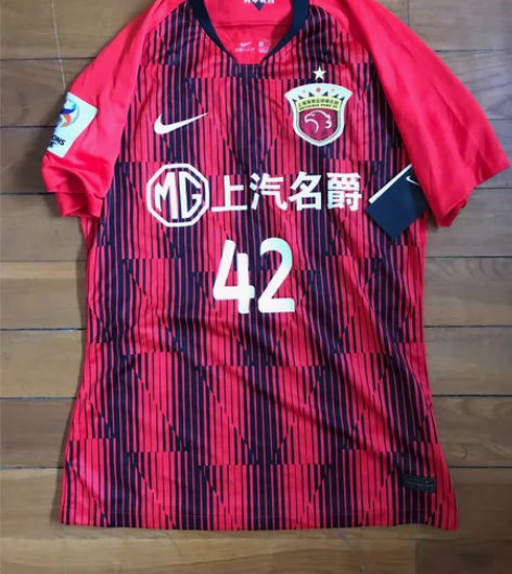 出一件上海海港队亚冠版足球比赛足球服 ，比...