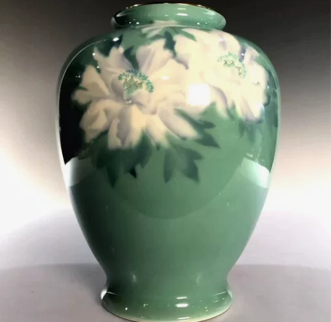 日本深川制湖绿釉花卉纹赏瓶，全品，外体通施...