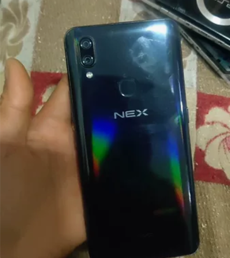 vivo nex充电开机有反应,,屏幕爆,...