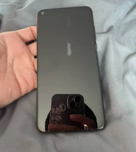 自用的荣耀V20 很爱惜外观无损伤，没有维...