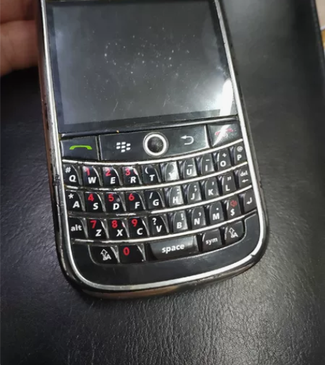 一块黑莓9630手机，成色一般，没有充电器...