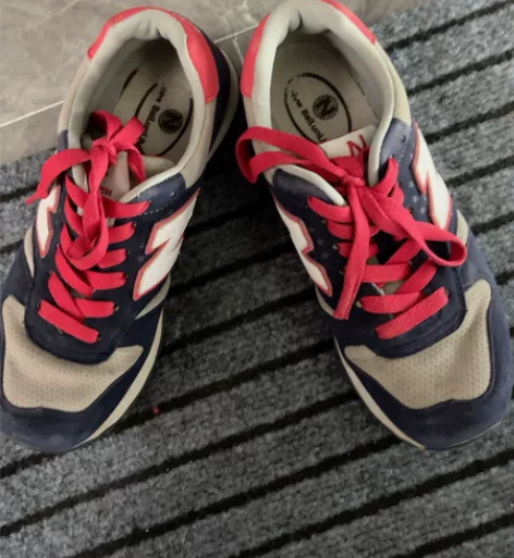 新百伦运动鞋，穿过一星期左右，轻微折痕，适...