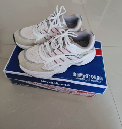 新百伦女鞋。实体店购入. 鞋头轻微磨损.黄...