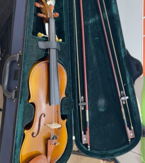 三个小提琴 孩子大了不用了 最大的没用过几...