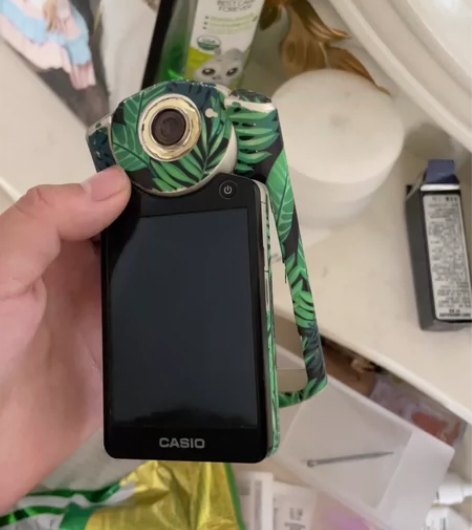 卡西欧相机550 有保护膜 里面应该是银色...